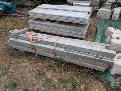 de nombreux morceaux de bois empilés les uns sur les autres par terre