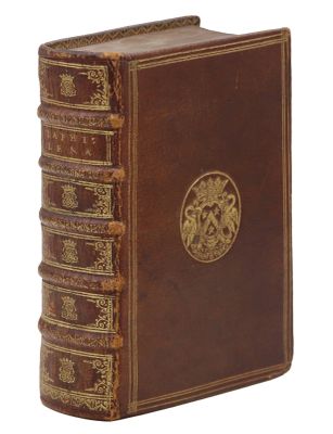 un vieux livre marron avec des bordures dorées sur la couverture