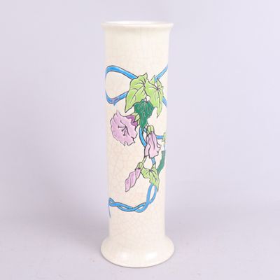 un vase blanc orné d'un motif de vigne