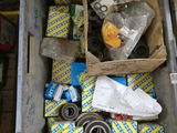 une boîte remplie d'objets divers dans un garage