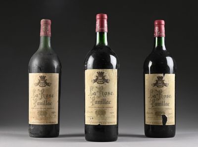 trois bouteilles de vin sont alignées sur une table