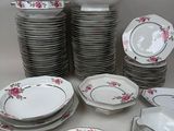 beaucoup d'assiettes et de bols sur la table