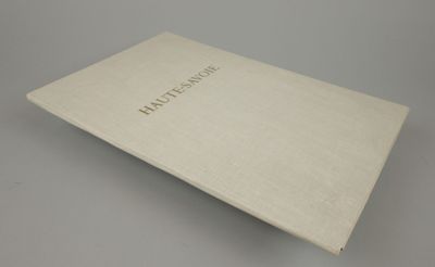le livre est ouvert sur une table, sur fond blanc
