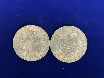 deux pièces d'argent, dont l'une porte une couronne et l'autre est ornée d'une couronne