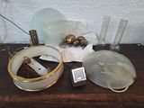 une table sur laquelle se trouvent de nombreux objets en verre