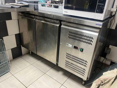 un micro-ondes posé sur un comptoir dans une cuisine