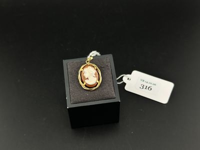 un pendentif plaqué or représentant une femme coiffée d'une couronne