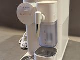 une cafetière blanche posée sur le plan de travail d'une cuisine