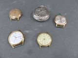 Plusieurs types de montres sont exposés sur une table
