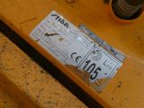 un gros plan sur la plaque d'immatriculation d'un véhicule jaune