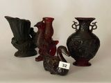 trois vases posés l'un à côté de l'autre sur une table