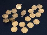 quelques pièces d'or sont posées sur une surface noire
