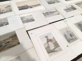 beaucoup de photos posées sur une table qui se trouve par terre
