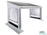 une photo d'une table en métal sur laquelle est posé un rideau