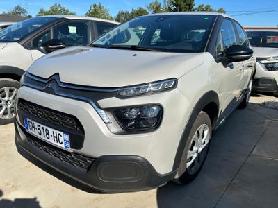 La Citrole blanche est garée sur le parking, à côté d'autres voitures.