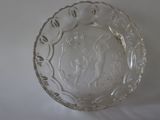 un bol en verre orné d'un motif sur un fond blanc