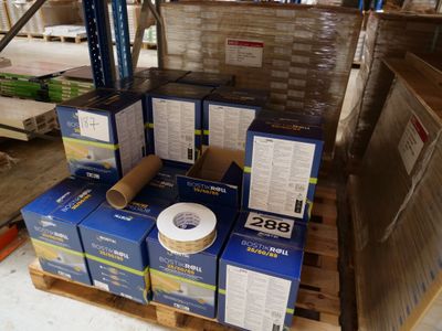 une palette remplie de cartons et un rouleau de ruban adhésif posé sur la palette
