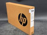 un gros plan d'une boîte marron sur laquelle figure un logo HP noir