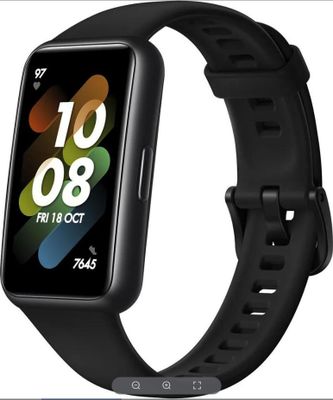une montre connectée noire avec un bracelet noir sur fond blanc