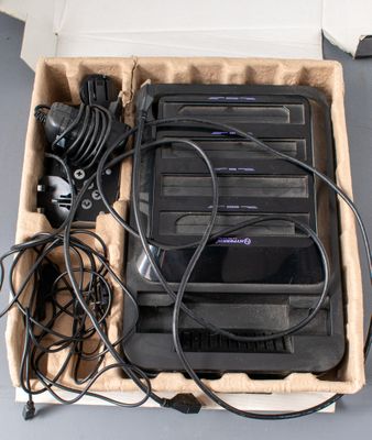 une boîte contenant tout un tas d'appareils électroniques