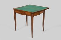 TABLE à JEU en noyer, piètement cambré et dessus marqueté dé… (photo 3)