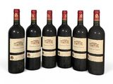 six bouteilles de vin sont alignées sur une surface blanche