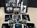 photographie en noir et blanc représentant une collection de photos de personnes posées sur une table