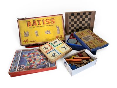 beaucoup de jeux dans leurs boîtes, posés sur la table