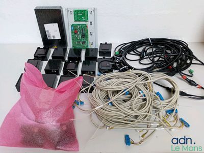 tout un tas de fils et de câbles posés sur une table