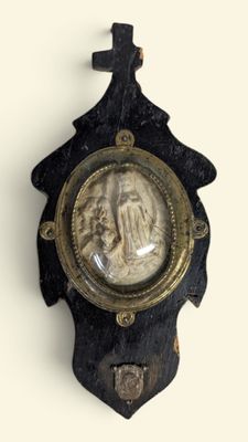 une horloge accrochée au mur sur laquelle figure le portrait d'une femme