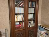 une bibliothèque contenant de nombreux livres dans une pièce