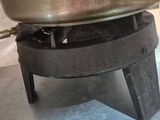 une casserole posée sur une cuisinière, d'où sort un tuyau