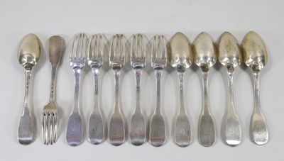 beaucoup de cuillères et de fourchettes en argent sur la table