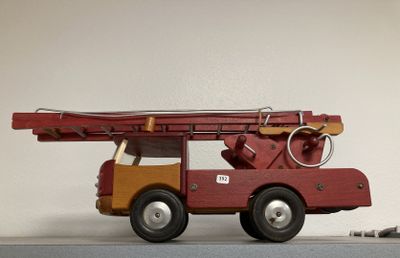 un camion de pompier jouet surmonté d'une échelle