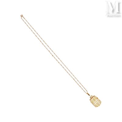 un collier en or auquel est attachée une chaîne