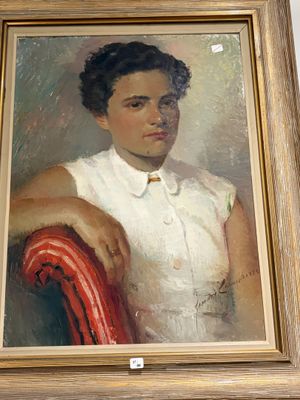 tableau représentant une femme en robe blanche assise sur une chaise rouge