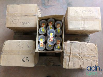 Plusieurs cartons de denrées alimentaires sont empilés sur une palette dans un entrepôt