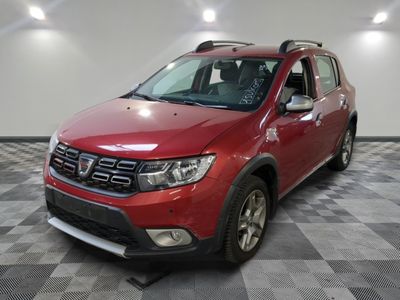 la voiture rouge est garée dans le garage sur un sol en damier