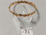 gros plan d'une bague en or sur une surface blanche