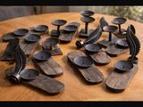 plusieurs paires de chaussures posées sur une table