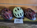 trois casques posés sur une table