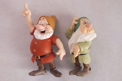 deux figurines représentant Blanche-Neige et les sept nains