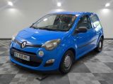 la photo d'une voiture bleue garée dans un garage