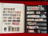 beaucoup de timbres sur les pages d'un livre