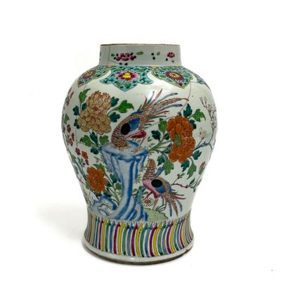 un vase blanc orné d'un motif coloré