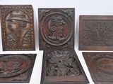 six plaques en bois sculpté représentant une femme et un homme coiffés d'une couronne