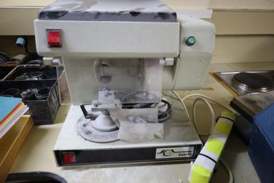 a small machine that is sitting on a counter