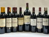 six bouteilles de vin sont alignées sur une surface blanche