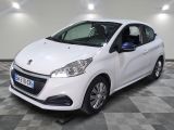 la petite voiture blanche est garée dans le garage sur un sol en damier