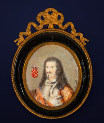 portrait d'un homme dans un cadre doré orné d'une croix rouge